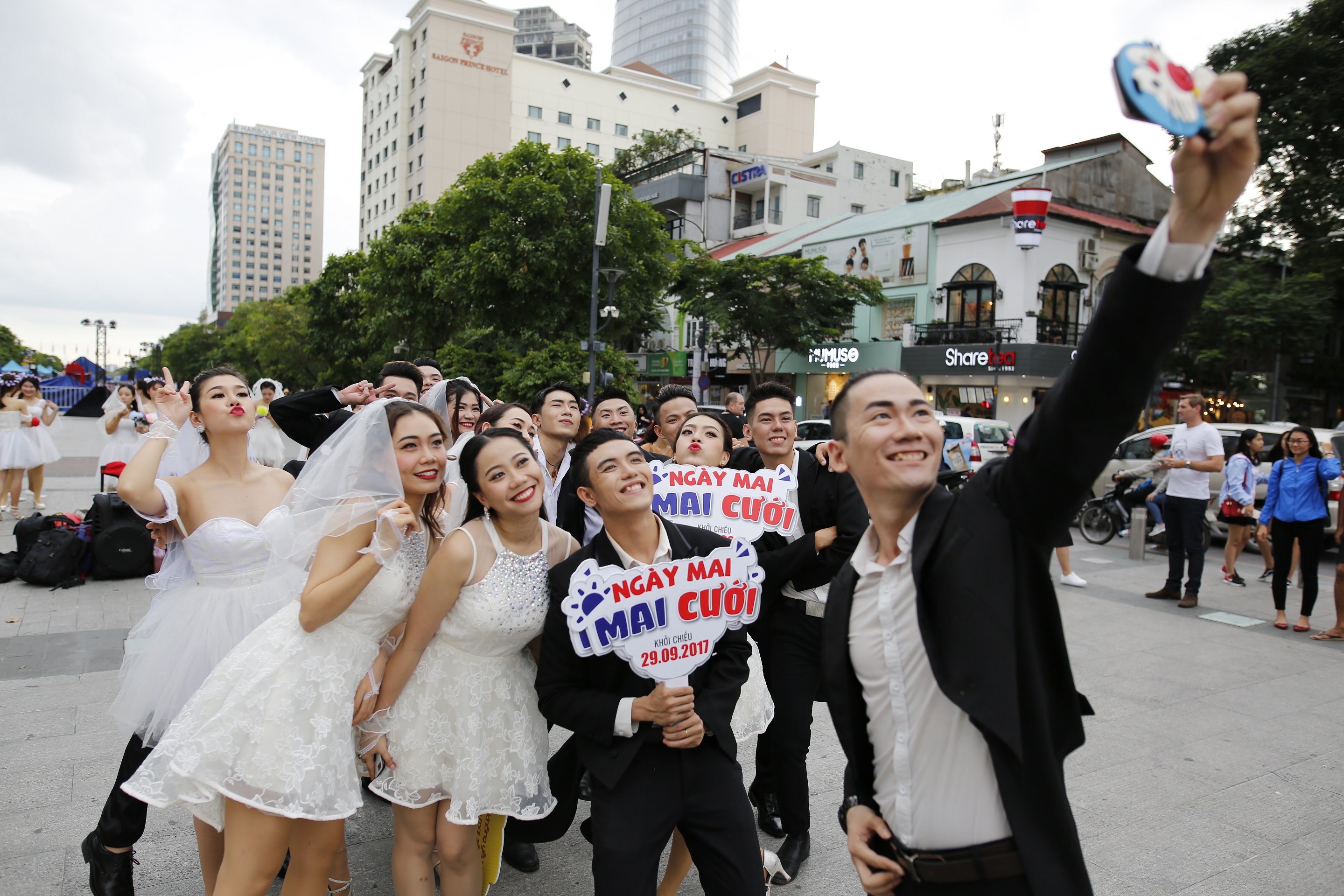 Vũ đạo nhảy flashmob của hơn 60 cô dâu, chú rể bên lề phim “Ngày mai Mai cưới” - Ảnh 4. Vũ đạo nhảy flashmob của hơn 60 cô dâu, chú rể bên lề phim “Ngày mai Mai cưới” - Ảnh 4.