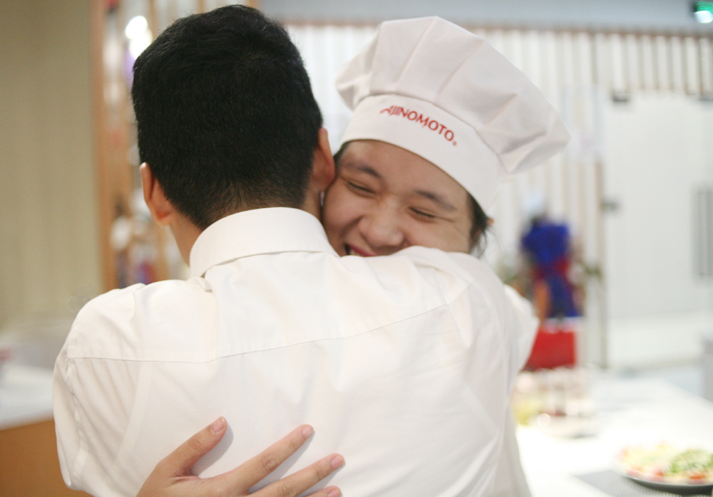 Hà Nội: Tan chảy trước màn cầu hôn bất ngờ của giảng viên với bạn gái tại lớp học nấu ăn - Ảnh 2. Hà Nội: Tan chảy trước màn cầu hôn bất ngờ của giảng viên với bạn gái tại lớp học nấu ăn - Ảnh 2.