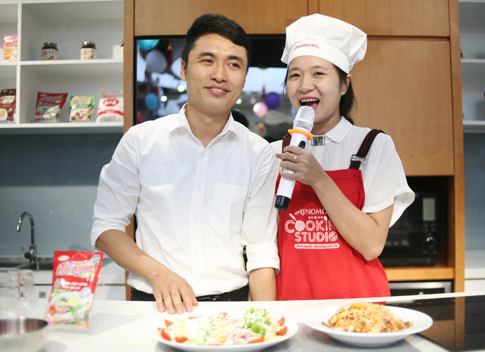 Hà Nội: Tan chảy trước màn cầu hôn bất ngờ của giảng viên với bạn gái tại lớp học nấu ăn - Ảnh 3. Hà Nội: Tan chảy trước màn cầu hôn bất ngờ của giảng viên với bạn gái tại lớp học nấu ăn - Ảnh 3.