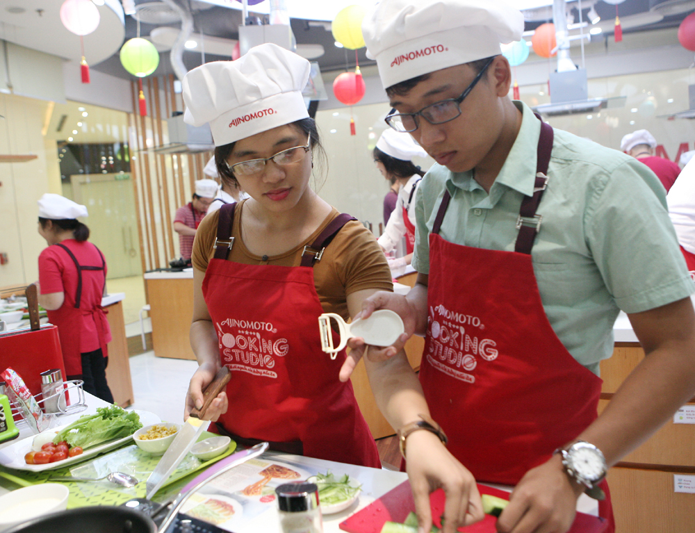Hà Nội: Tan chảy trước màn cầu hôn bất ngờ của giảng viên với bạn gái tại lớp học nấu ăn - Ảnh 5. Hà Nội: Tan chảy trước màn cầu hôn bất ngờ của giảng viên với bạn gái tại lớp học nấu ăn - Ảnh 5.