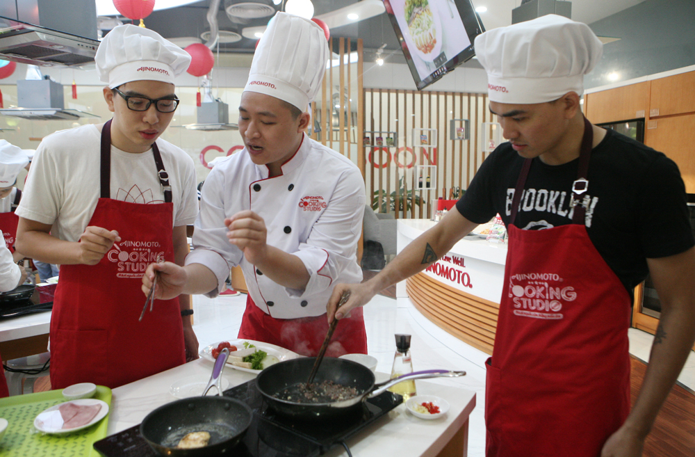 Hà Nội: Tan chảy trước màn cầu hôn bất ngờ của giảng viên với bạn gái tại lớp học nấu ăn - Ảnh 6. Hà Nội: Tan chảy trước màn cầu hôn bất ngờ của giảng viên với bạn gái tại lớp học nấu ăn - Ảnh 6.