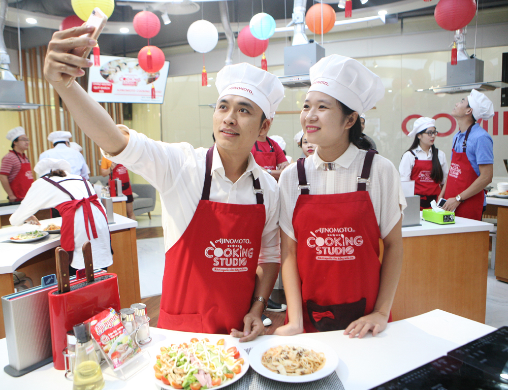 Hà Nội: Tan chảy trước màn cầu hôn bất ngờ của giảng viên với bạn gái tại lớp học nấu ăn - Ảnh 8. Hà Nội: Tan chảy trước màn cầu hôn bất ngờ của giảng viên với bạn gái tại lớp học nấu ăn - Ảnh 8.