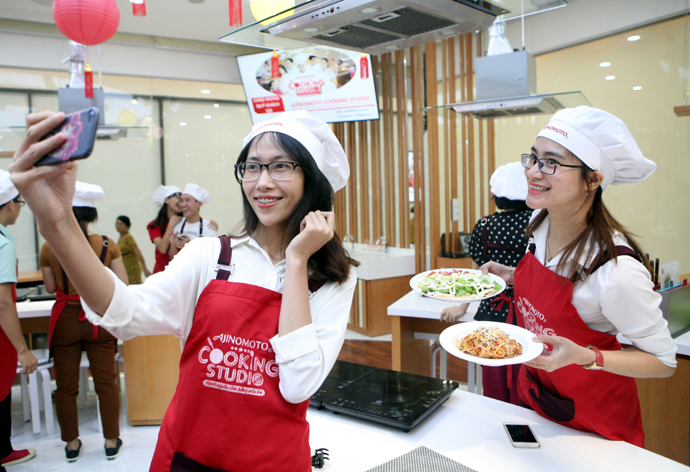 Hà Nội: Tan chảy trước màn cầu hôn bất ngờ của giảng viên với bạn gái tại lớp học nấu ăn - Ảnh 9. Hà Nội: Tan chảy trước màn cầu hôn bất ngờ của giảng viên với bạn gái tại lớp học nấu ăn - Ảnh 9.