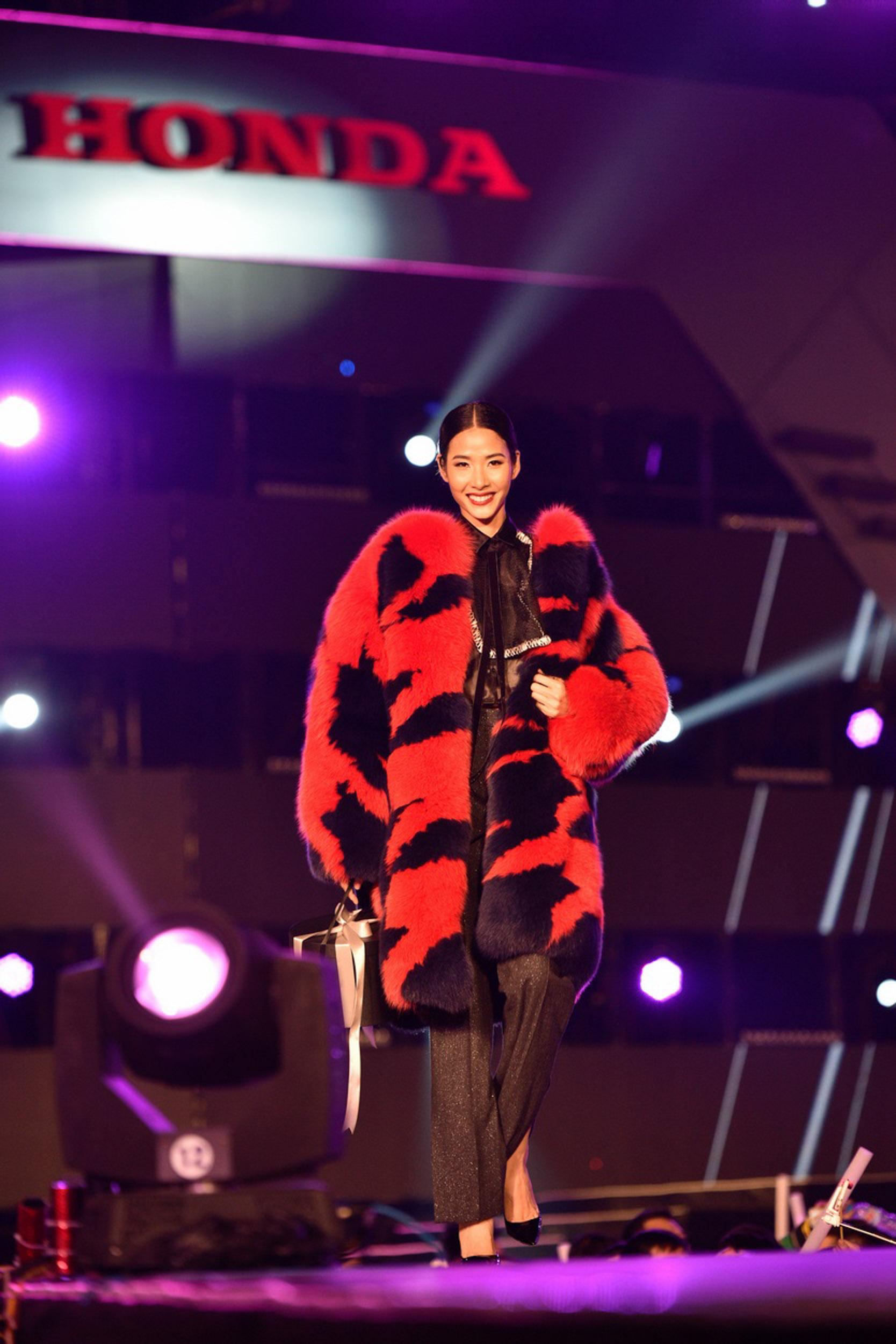 Mỹ Tâm, Đông Nhi, Tóc Tiên cùng hội tụ tại đại tiệc thời trang âm nhạc - Ảnh 5. Mỹ Tâm, Đông Nhi, Tóc Tiên cùng hội tụ tại đại tiệc thời trang âm nhạc - Ảnh 5.