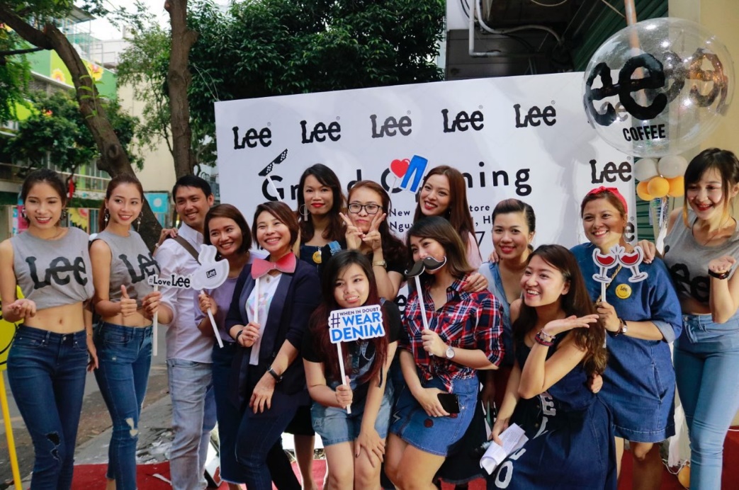 Theo chân Tú Hảo khám phá quán cà phê độc giữa lòng cửa hàng thời trang - Ảnh 1. Theo chân Tú Hảo khám phá quán cà phê độc giữa lòng cửa hàng thời trang - Ảnh 1.