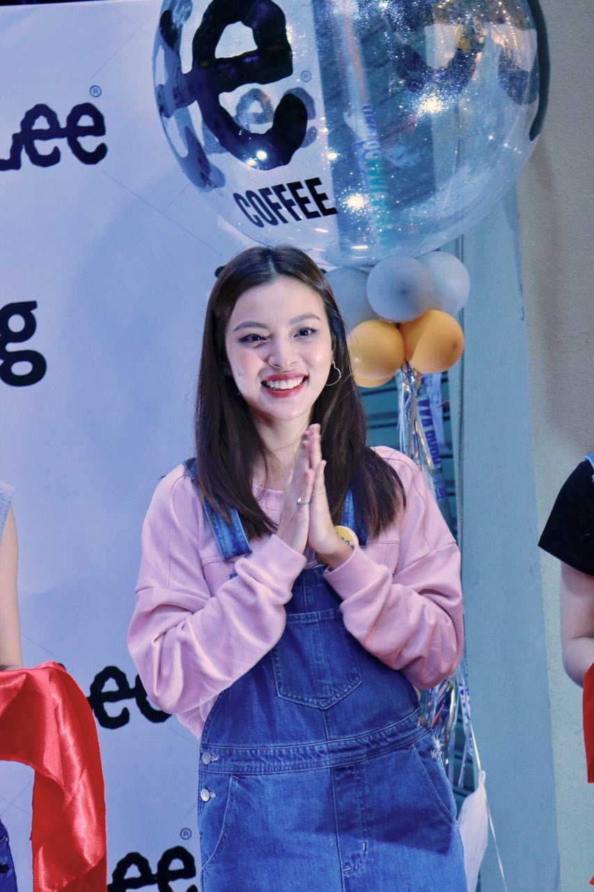 Theo chân Tú Hảo khám phá quán cà phê độc giữa lòng cửa hàng thời trang - Ảnh 2. Theo chân Tú Hảo khám phá quán cà phê độc giữa lòng cửa hàng thời trang - Ảnh 2.