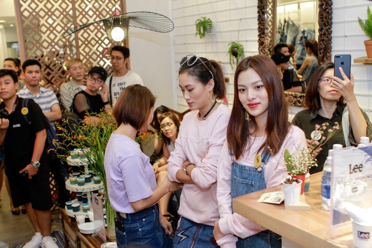 Theo chân Tú Hảo khám phá quán cà phê độc giữa lòng cửa hàng thời trang - Ảnh 3. Theo chân Tú Hảo khám phá quán cà phê độc giữa lòng cửa hàng thời trang - Ảnh 3.