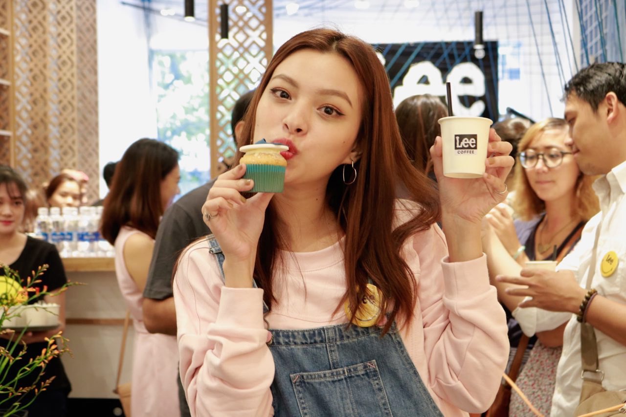 Theo chân Tú Hảo khám phá quán cà phê độc giữa lòng cửa hàng thời trang - Ảnh 4. Theo chân Tú Hảo khám phá quán cà phê độc giữa lòng cửa hàng thời trang - Ảnh 4.