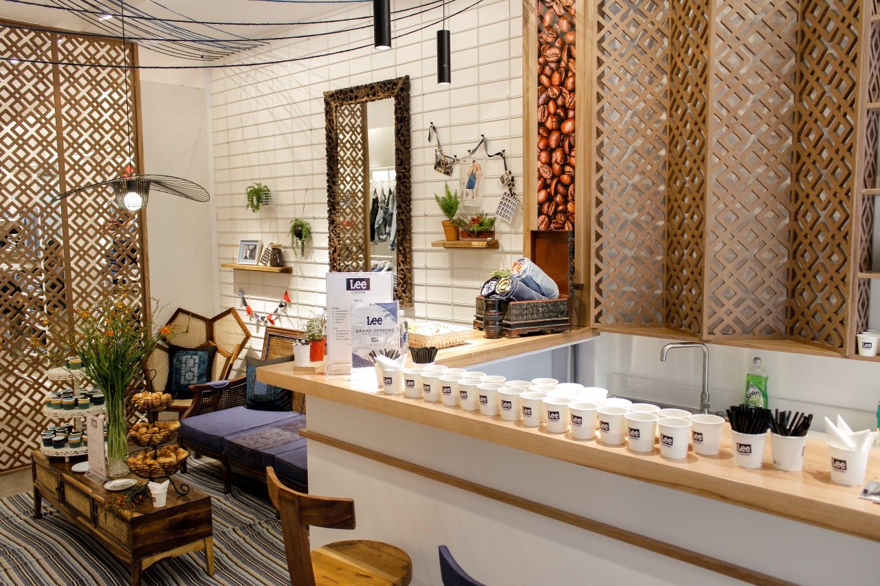 Theo chân Tú Hảo khám phá quán cà phê độc giữa lòng cửa hàng thời trang - Ảnh 5. Theo chân Tú Hảo khám phá quán cà phê độc giữa lòng cửa hàng thời trang - Ảnh 5.