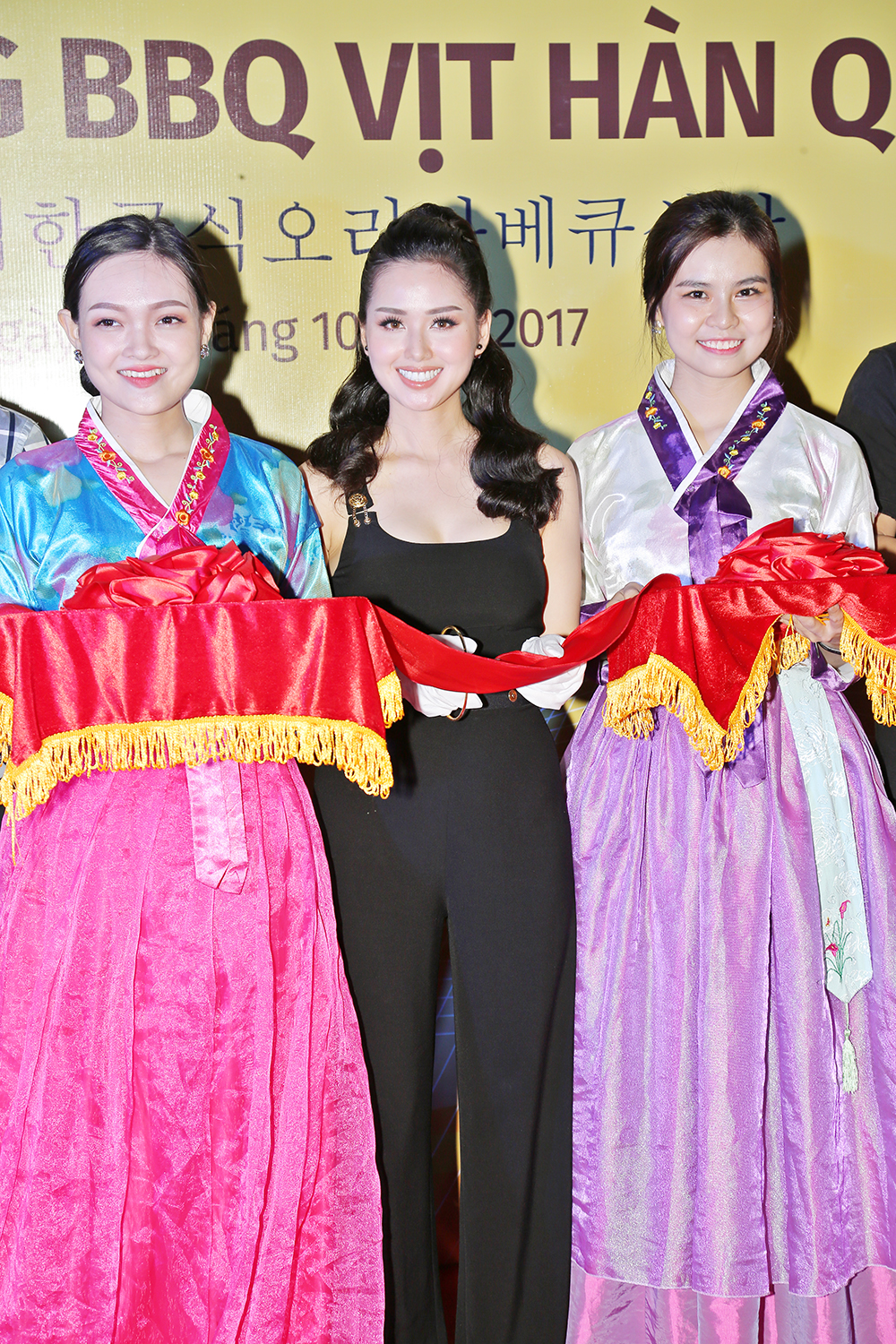 Tâm Tít khoe con trai “cưng” trong ngày khai trương nhà hàng - Ảnh 1. Tâm Tít khoe con trai “cưng” trong ngày khai trương nhà hàng - Ảnh 1.