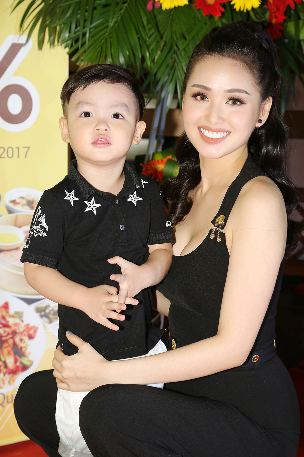 Tâm Tít khoe con trai “cưng” trong ngày khai trương nhà hàng - Ảnh 4. Tâm Tít khoe con trai “cưng” trong ngày khai trương nhà hàng - Ảnh 4.