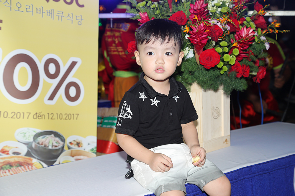 Tâm Tít khoe con trai “cưng” trong ngày khai trương nhà hàng - Ảnh 5. Tâm Tít khoe con trai “cưng” trong ngày khai trương nhà hàng - Ảnh 5.