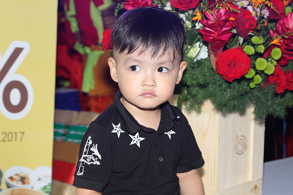 Tâm Tít khoe con trai “cưng” trong ngày khai trương nhà hàng - Ảnh 6. Tâm Tít khoe con trai “cưng” trong ngày khai trương nhà hàng - Ảnh 6.