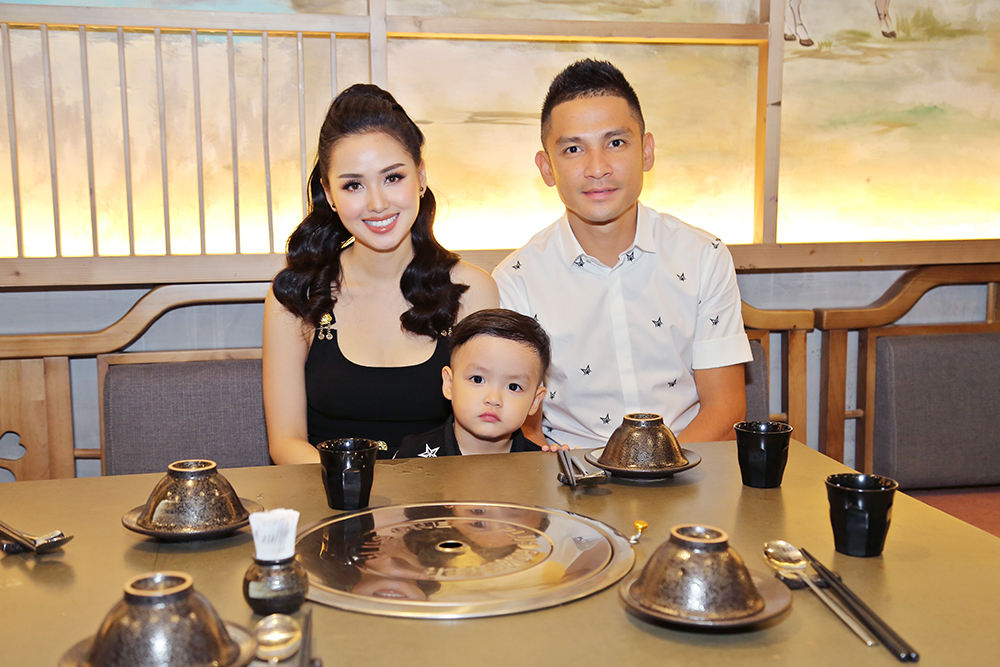 Tâm Tít khoe con trai “cưng” trong ngày khai trương nhà hàng - Ảnh 8. Tâm Tít khoe con trai “cưng” trong ngày khai trương nhà hàng - Ảnh 8.