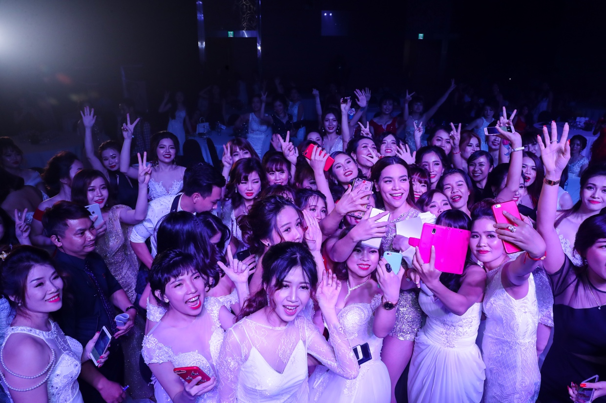 Hồ Ngọc Hà cháy hết mình trong đêm tiệc “Queen Night 2017” của D.O PRO GROUP - Ảnh 2. Hồ Ngọc Hà cháy hết mình trong đêm tiệc “Queen Night 2017” của D.O PRO GROUP - Ảnh 2.