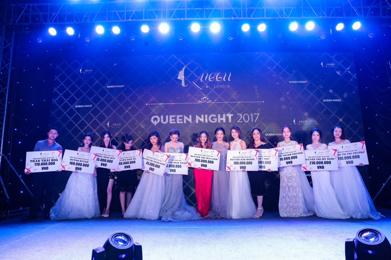 Hồ Ngọc Hà cháy hết mình trong đêm tiệc “Queen Night 2017” của D.O PRO GROUP - Ảnh 9. Hồ Ngọc Hà cháy hết mình trong đêm tiệc “Queen Night 2017” của D.O PRO GROUP - Ảnh 9.
