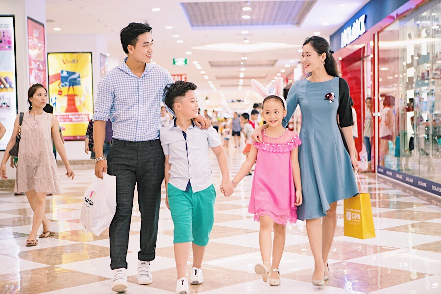 Vincom tôn vinh phụ nữ Việt với kim cương và hoa hồng - Ảnh 1. Vincom tôn vinh phụ nữ Việt với kim cương và hoa hồng - Ảnh 1.