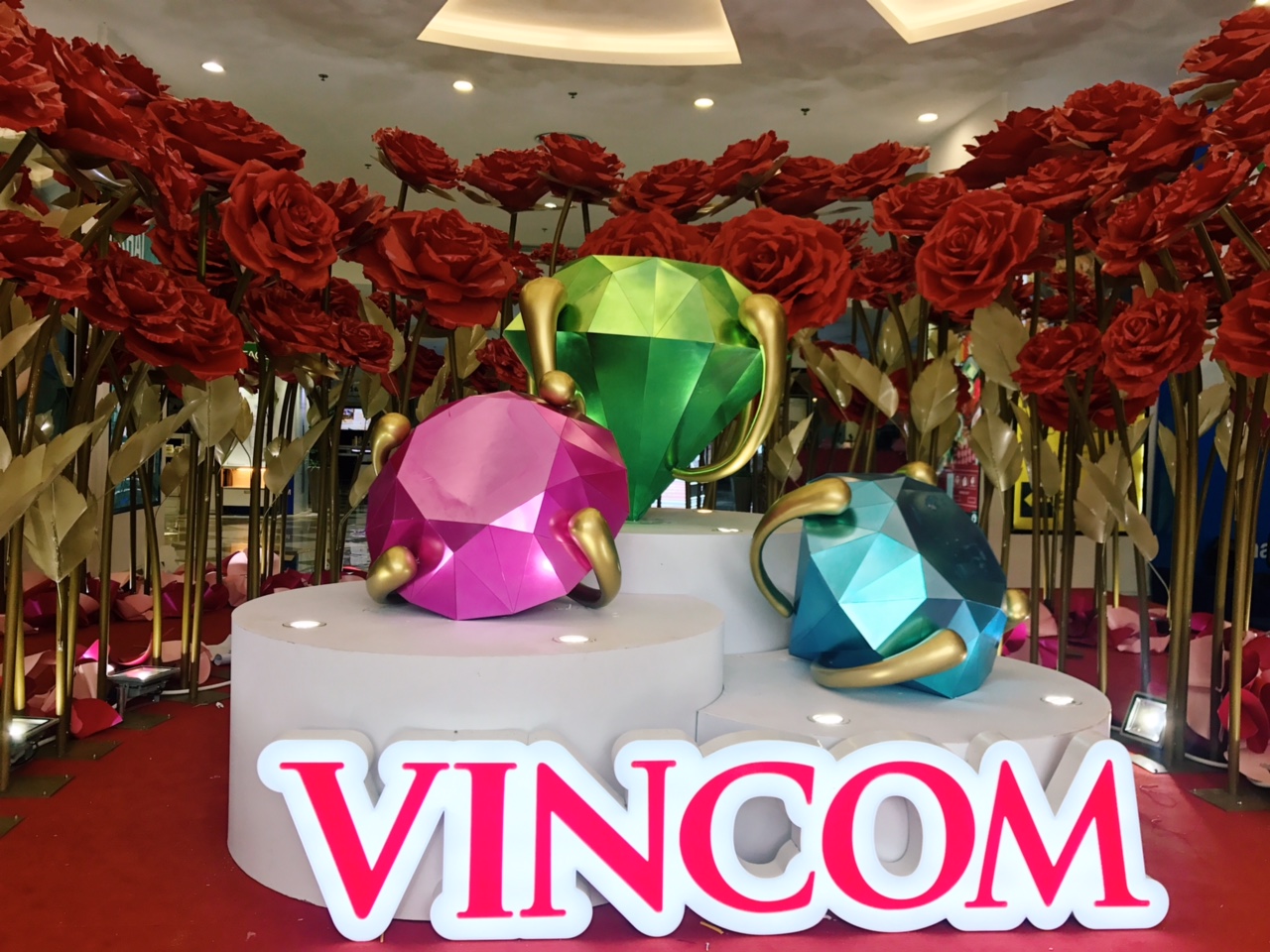 Vincom tôn vinh phụ nữ Việt với kim cương và hoa hồng - Ảnh 5. Vincom tôn vinh phụ nữ Việt với kim cương và hoa hồng - Ảnh 5.