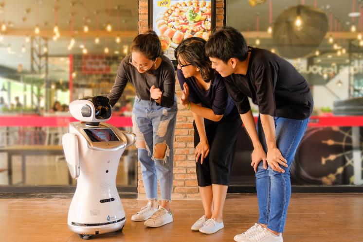 Lạ không tưởng với trào lưu ăn pizza cùng robot cực ngầu - Ảnh 1. Lạ không tưởng với trào lưu ăn pizza cùng robot cực ngầu - Ảnh 1.