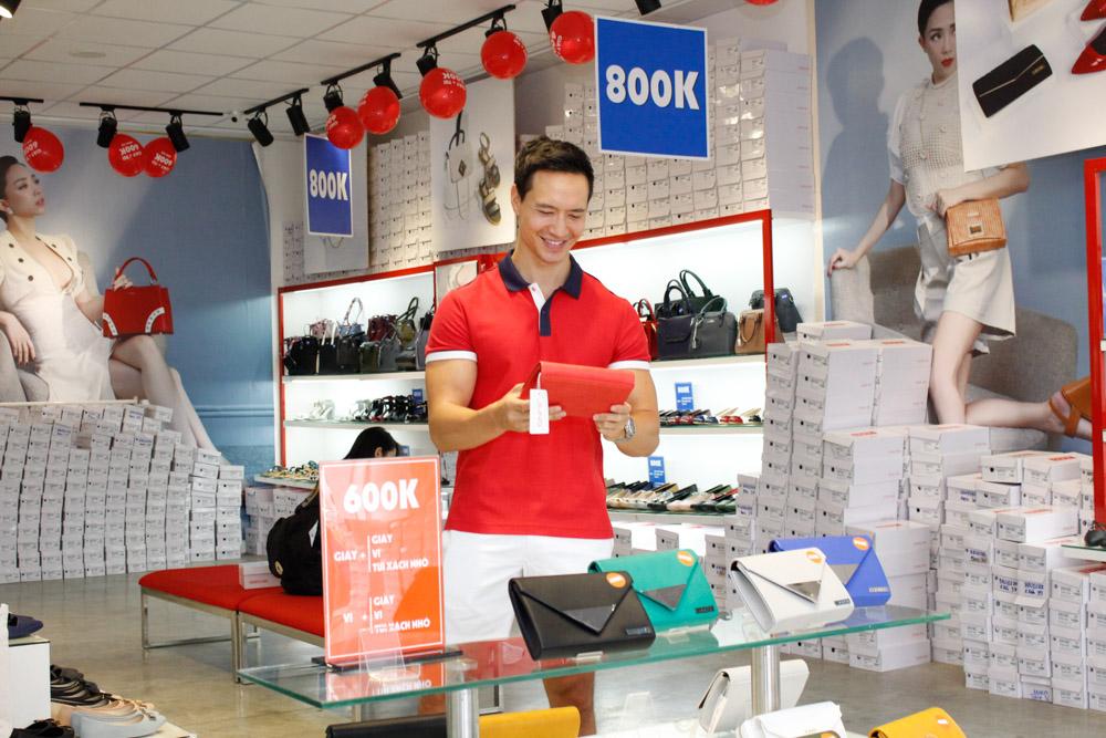 Kim Lý mua quà 20/10 tặng bạn gái theo gợi ý từ “soái ca” Juno - Ảnh 1. Kim Lý mua quà 20/10 tặng bạn gái theo gợi ý từ “soái ca” Juno - Ảnh 1.