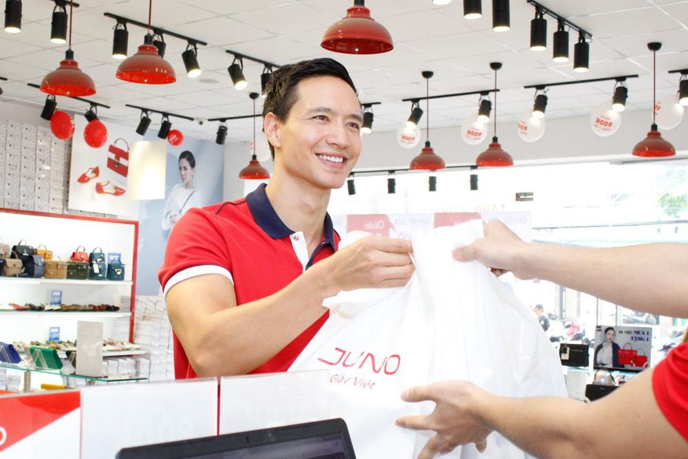 Kim Lý mua quà 20/10 tặng bạn gái theo gợi ý từ “soái ca” Juno - Ảnh 4. Kim Lý mua quà 20/10 tặng bạn gái theo gợi ý từ “soái ca” Juno - Ảnh 4.