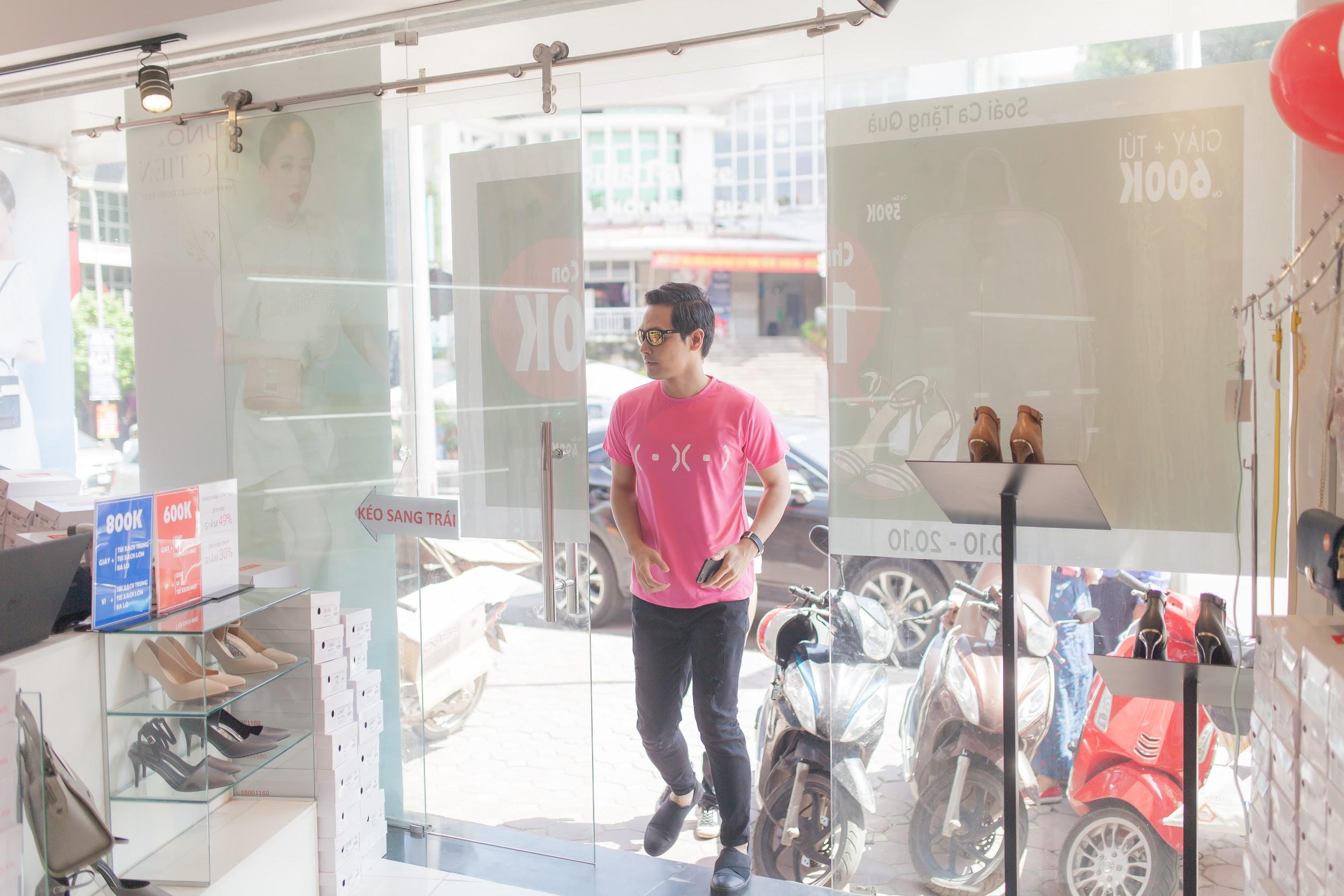 Kim Lý mua quà 20/10 tặng bạn gái theo gợi ý từ “soái ca” Juno - Ảnh 6. Kim Lý mua quà 20/10 tặng bạn gái theo gợi ý từ “soái ca” Juno - Ảnh 6.