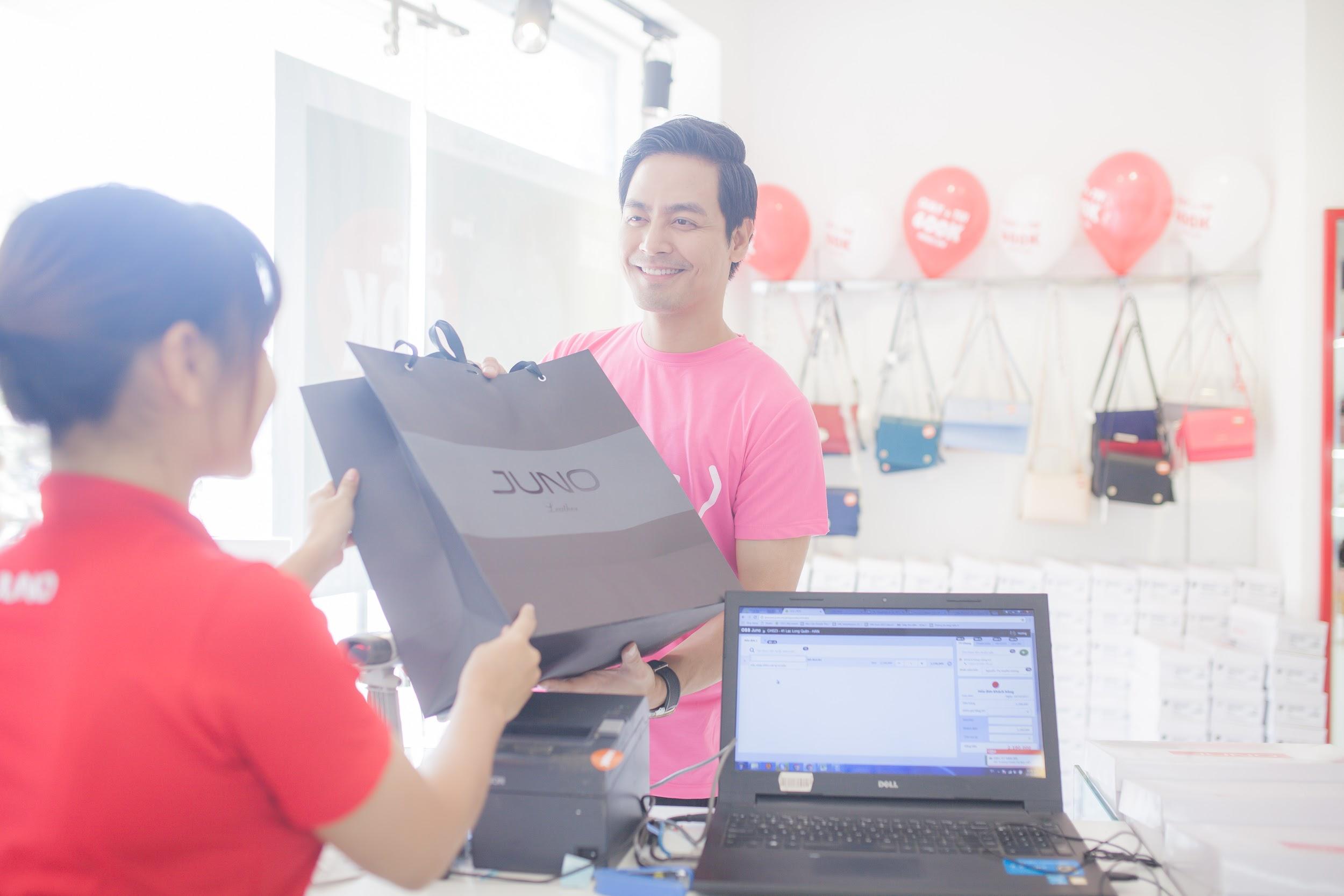 Kim Lý mua quà 20/10 tặng bạn gái theo gợi ý từ “soái ca” Juno - Ảnh 10. Kim Lý mua quà 20/10 tặng bạn gái theo gợi ý từ “soái ca” Juno - Ảnh 10.