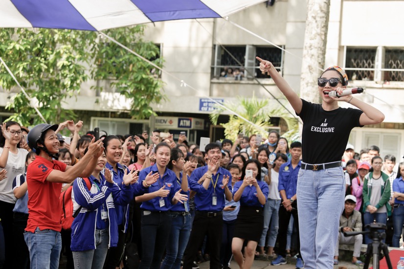 Tóc Tiên “quẩy” cực nhiệt trong ngày hội Chào đón tân sinh viên - Ảnh 2. Tóc Tiên “quẩy” cực nhiệt trong ngày hội Chào đón tân sinh viên - Ảnh 2.