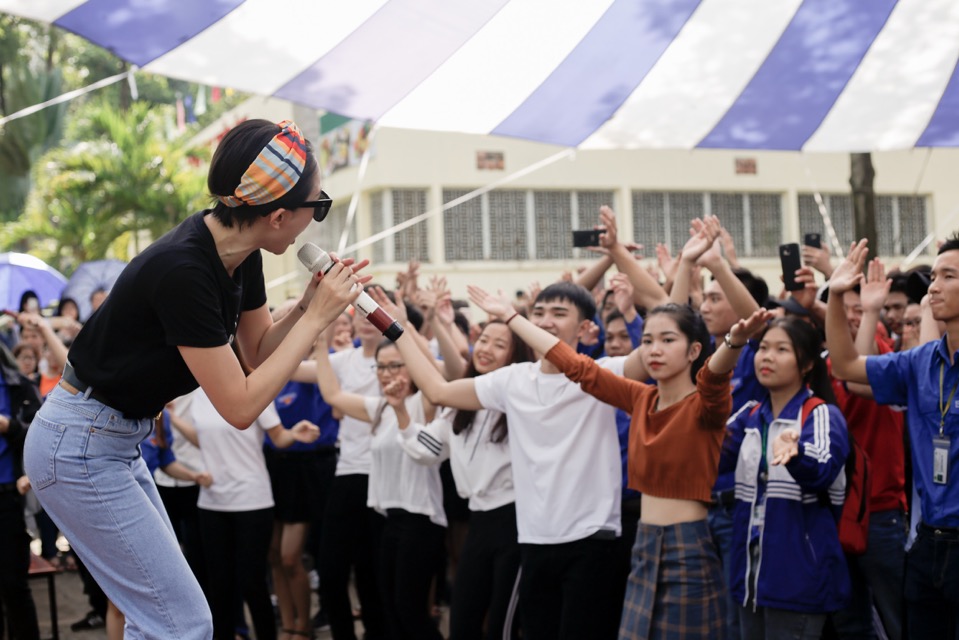Tóc Tiên “quẩy” cực nhiệt trong ngày hội Chào đón tân sinh viên - Ảnh 3. Tóc Tiên “quẩy” cực nhiệt trong ngày hội Chào đón tân sinh viên - Ảnh 3.
