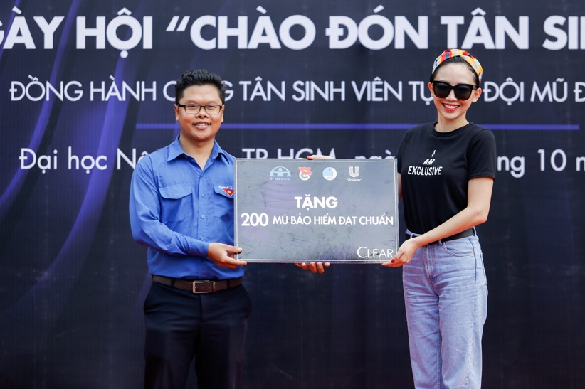 Tóc Tiên “quẩy” cực nhiệt trong ngày hội Chào đón tân sinh viên - Ảnh 4. Tóc Tiên “quẩy” cực nhiệt trong ngày hội Chào đón tân sinh viên - Ảnh 4.