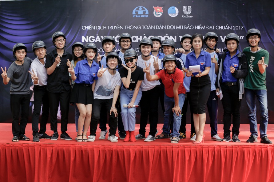 Tóc Tiên “quẩy” cực nhiệt trong ngày hội Chào đón tân sinh viên - Ảnh 5. Tóc Tiên “quẩy” cực nhiệt trong ngày hội Chào đón tân sinh viên - Ảnh 5.