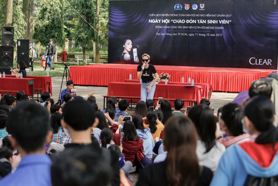 Tóc Tiên “quẩy” cực nhiệt trong ngày hội Chào đón tân sinh viên - Ảnh 8. Tóc Tiên “quẩy” cực nhiệt trong ngày hội Chào đón tân sinh viên - Ảnh 8.