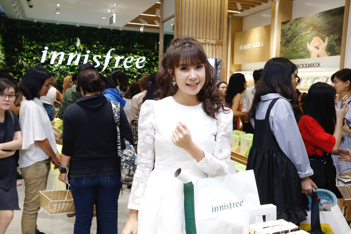 Innisfree thu hút giới trẻ với công nghệ VR trong đợt khai trương cửa hàng thứ 3 - Ảnh 6. Innisfree thu hút giới trẻ với công nghệ VR trong đợt khai trương cửa hàng thứ 3 - Ảnh 6.