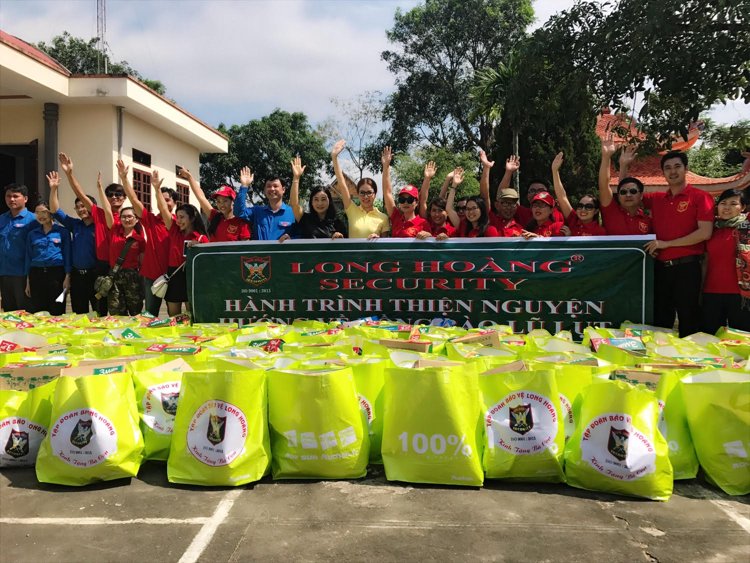 Công ty bảo vệ Long Hoàng cùng Hoa hậu Bùi Thị Hà cứu trợ đồng bào tại Thanh Hóa - Ảnh 2. Công ty bảo vệ Long Hoàng cùng Hoa hậu Bùi Thị Hà cứu trợ đồng bào tại Thanh Hóa - Ảnh 2.