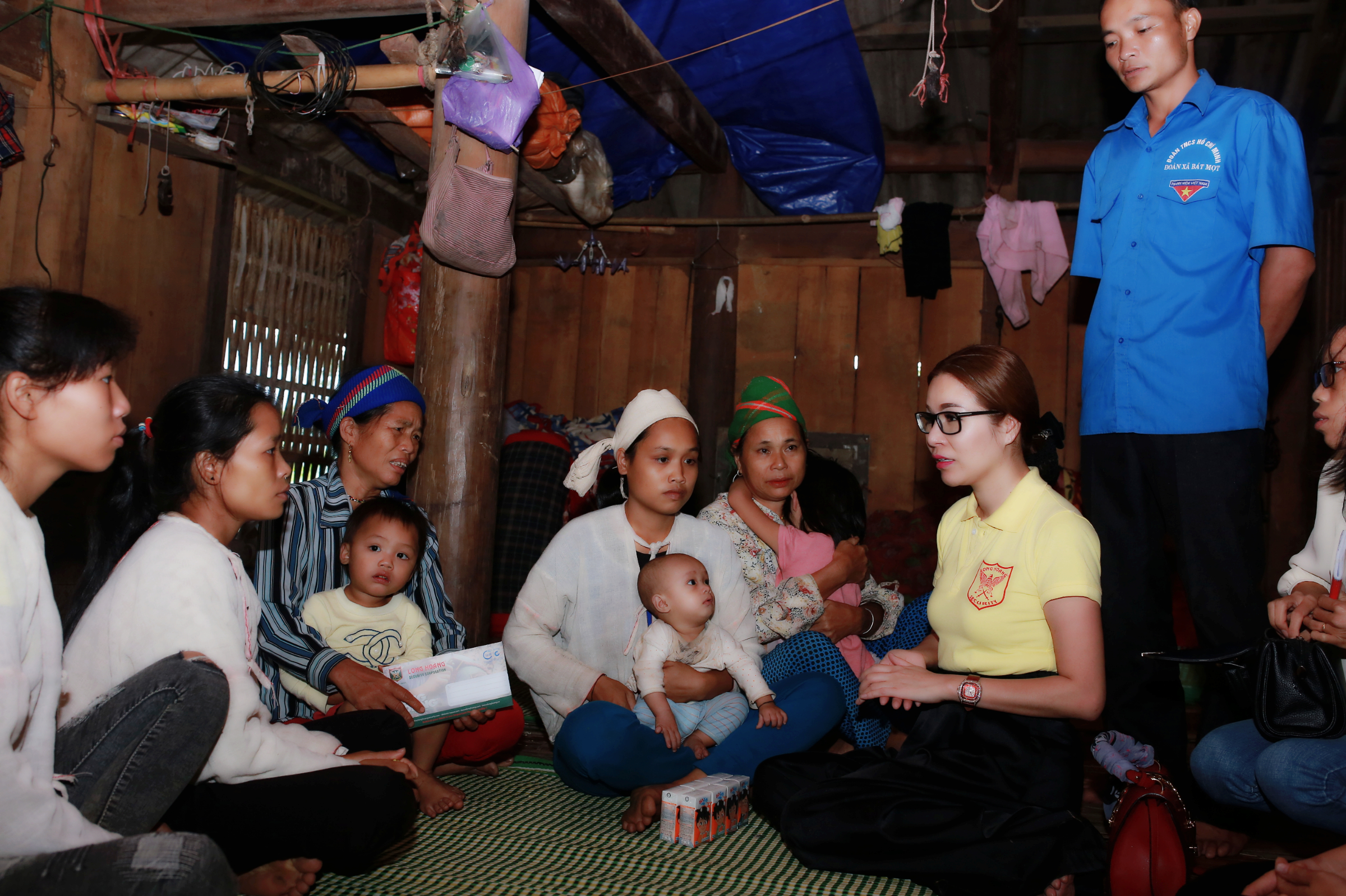 Công ty bảo vệ Long Hoàng cùng Hoa hậu Bùi Thị Hà cứu trợ đồng bào tại Thanh Hóa - Ảnh 4. Công ty bảo vệ Long Hoàng cùng Hoa hậu Bùi Thị Hà cứu trợ đồng bào tại Thanh Hóa - Ảnh 4.