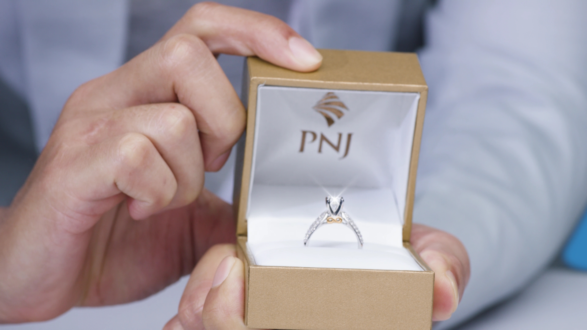 Cư dân mạng xôn xao với clip chọn quà 20/10 cho người ấy - Ảnh 4. Cư dân mạng xôn xao với clip chọn quà 20/10 cho người ấy - Ảnh 4.