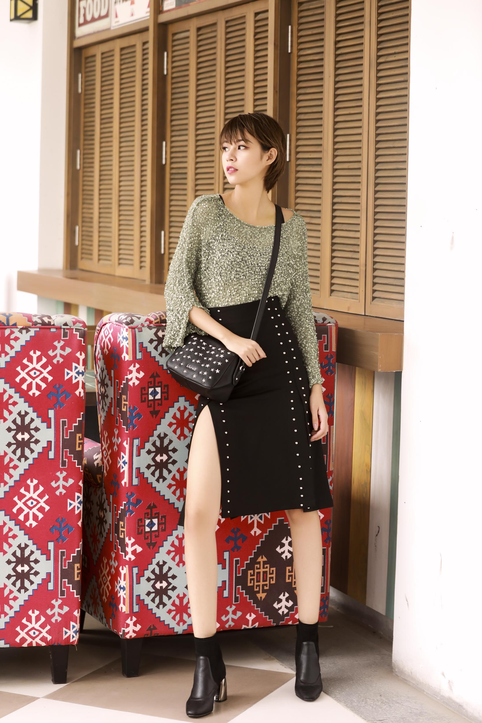 Phong cách streetstyle mùa lễ hội cực chất của Phí Phương Anh - Ảnh 6. Phong cách streetstyle mùa lễ hội cực chất của Phí Phương Anh - Ảnh 6.