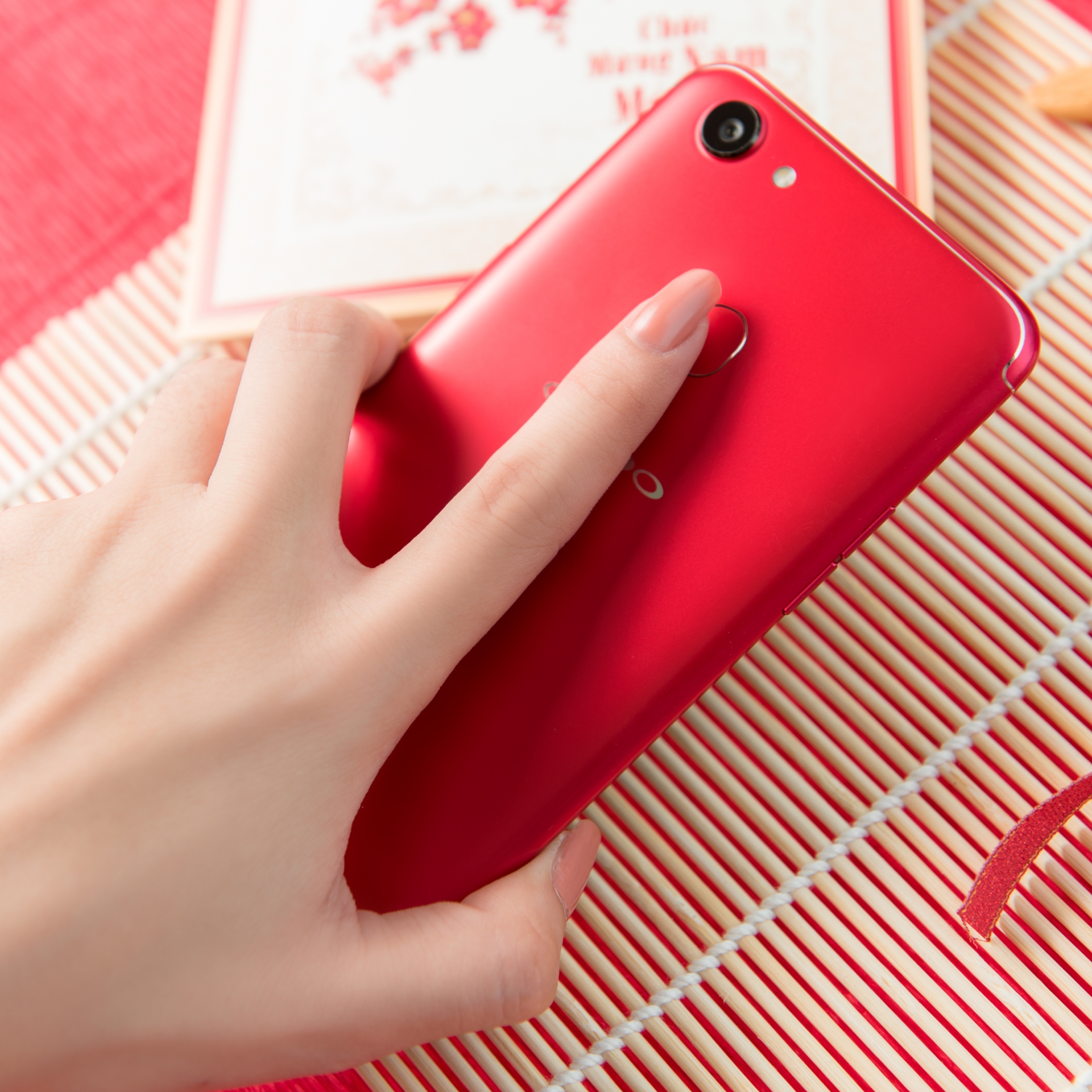 May mắn, tài lộc cả năm với OPPO F5 đỏ - Ảnh 4. May mắn, tài lộc cả năm với OPPO F5 đỏ - Ảnh 4.