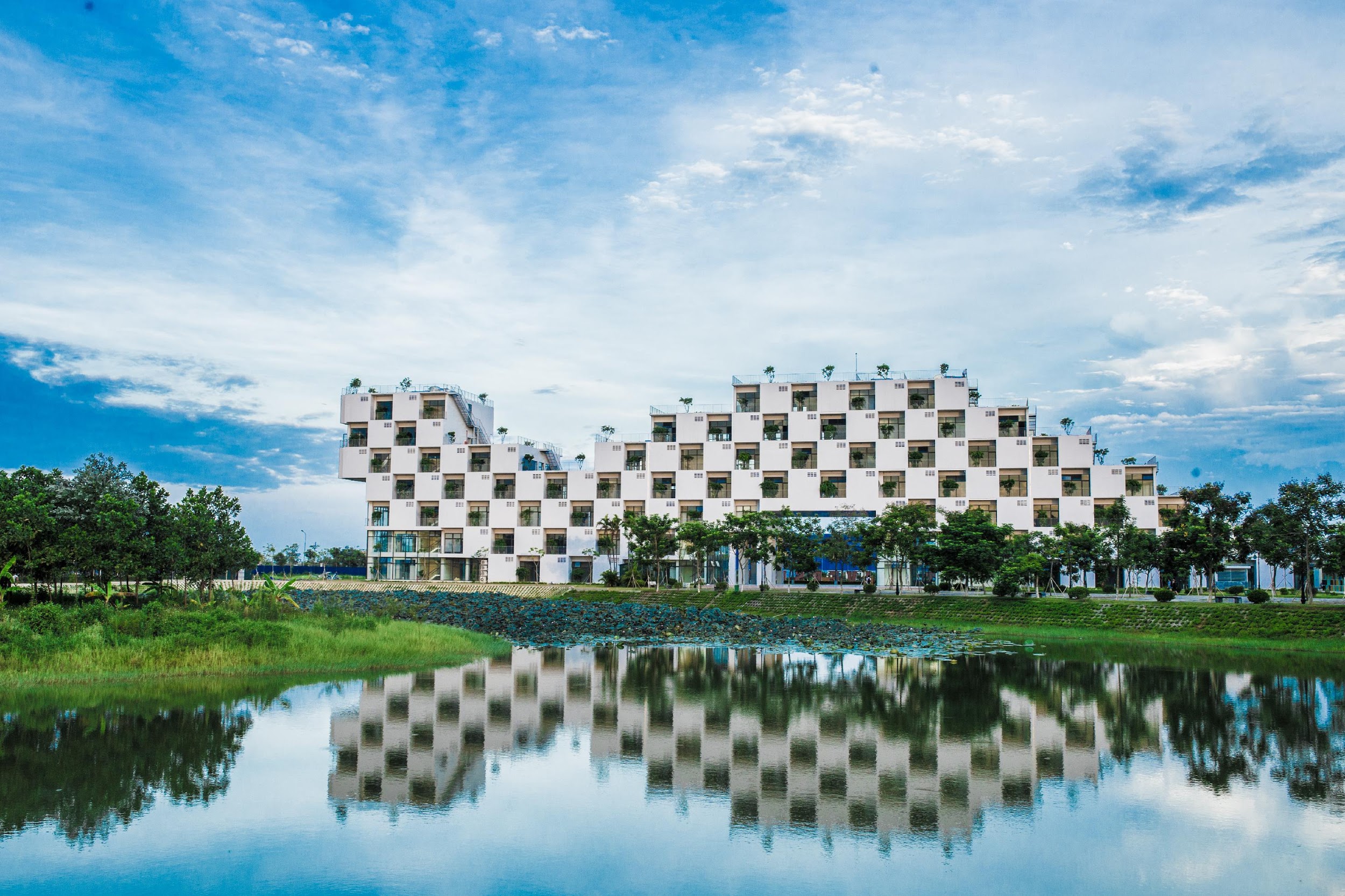 Những trường đại học có khuôn viên đẹp như khu nghỉ dưỡng - Ảnh 1. Những trường đại học có khuôn viên đẹp như khu nghỉ dưỡng - Ảnh 1.
