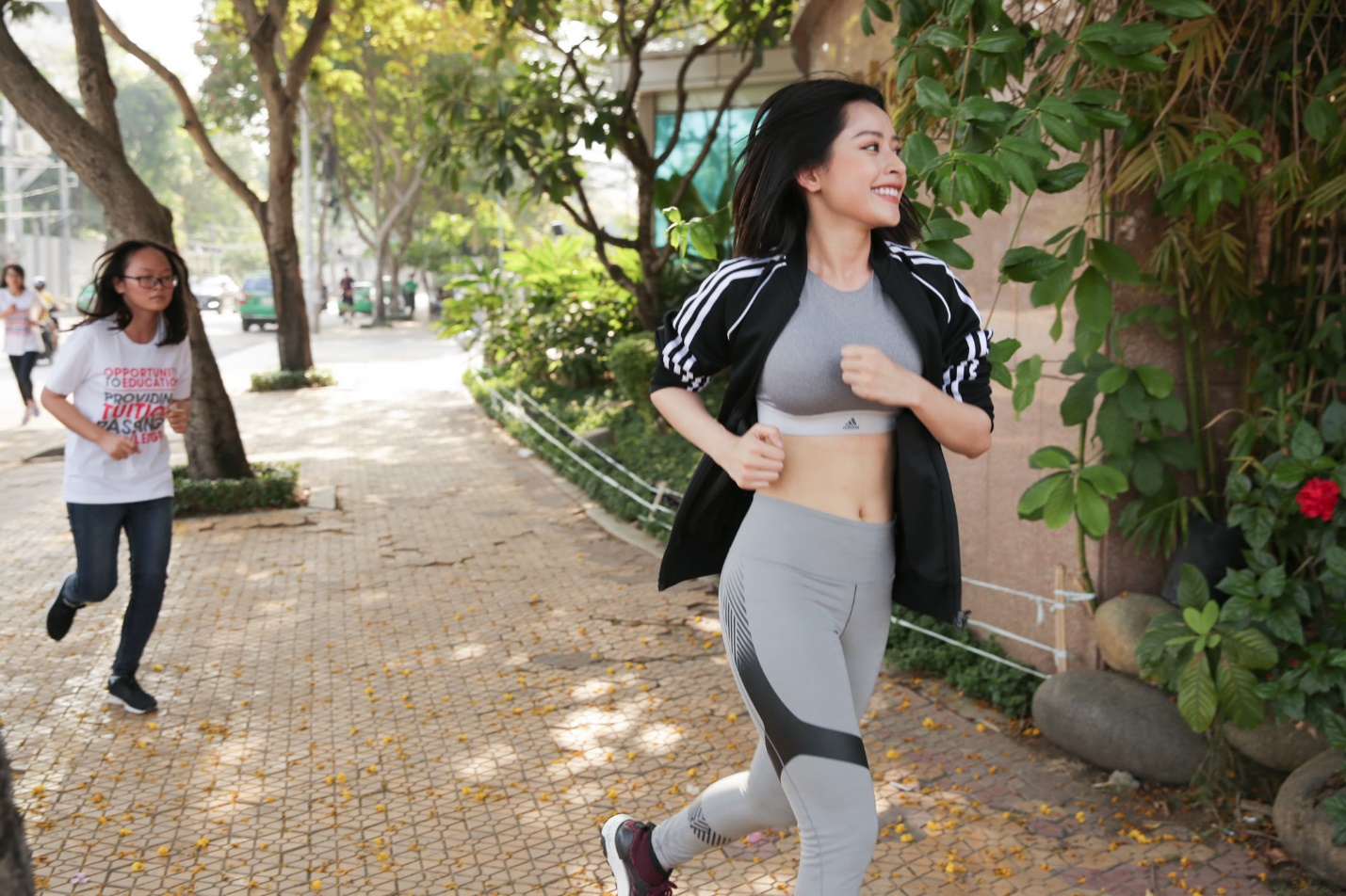 Mai Ngô, Chi Pu tích cực tham gia các hoạt động thể thao, truyền cảm hứng cho sinh viên - Ảnh 3. Mai Ngô, Chi Pu tích cực tham gia các hoạt động thể thao, truyền cảm hứng cho sinh viên - Ảnh 3.
