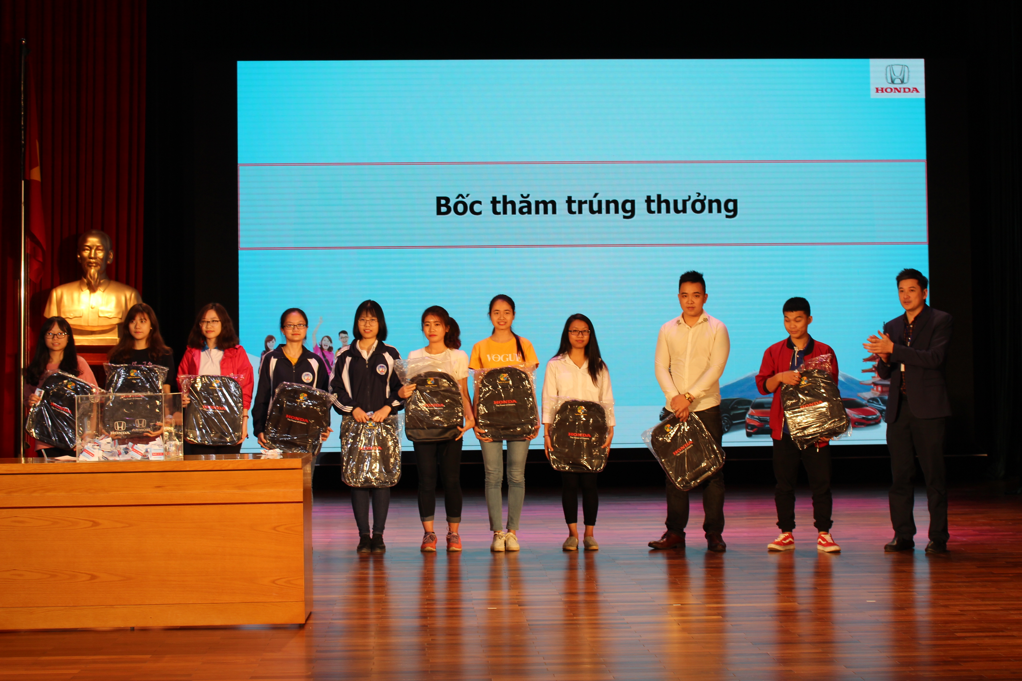 Lan tỏa thông điệp ATGT đến giới trẻ qua hội thi “Sinh viên lái xe ôtô an toàn năm 2018” - Ảnh 3. Lan tỏa thông điệp ATGT đến giới trẻ qua hội thi “Sinh viên lái xe ôtô an toàn năm 2018” - Ảnh 3.