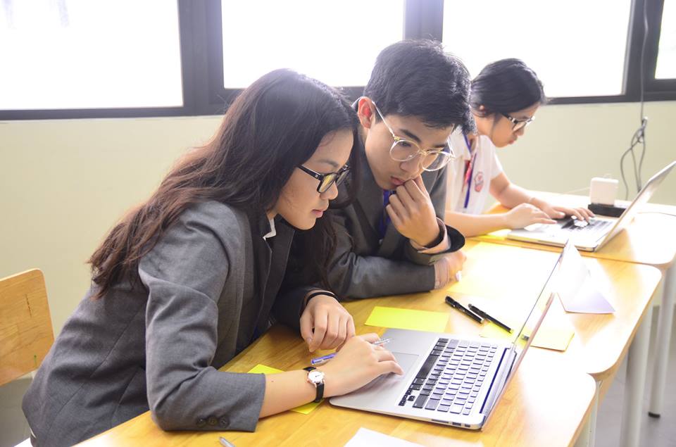 Gay cấn vòng chung kết cuộc thi hùng biện bằng tiếng Anh cho các học sinh trung học tại Hà Nội - Ảnh 2. Gay cấn vòng chung kết cuộc thi hùng biện bằng tiếng Anh cho các học sinh trung học tại Hà Nội - Ảnh 2.