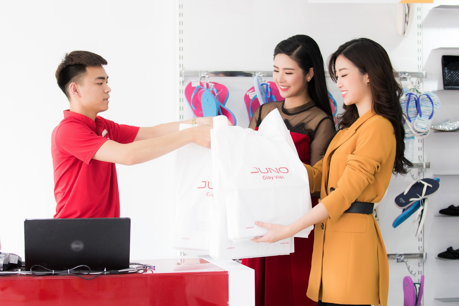 Quên đồ hiệu đi, đây là mẫu giày Việt được dàn hoa hậu lựa chọn - Ảnh 8. Quên đồ hiệu đi, đây là mẫu giày Việt được dàn hoa hậu lựa chọn - Ảnh 8.