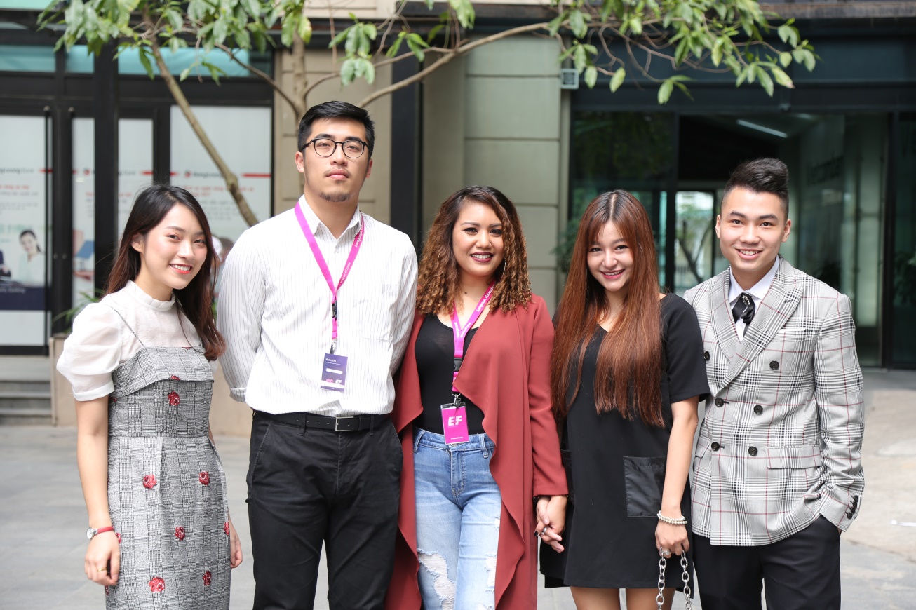 Khánh Vy, Vũ. đồng hành cùng cuộc thi hát tiếng Anh cho học sinh, sinh viên toàn quốc - Ảnh 1. Khánh Vy, Vũ. đồng hành cùng cuộc thi hát tiếng Anh cho học sinh, sinh viên toàn quốc - Ảnh 1.