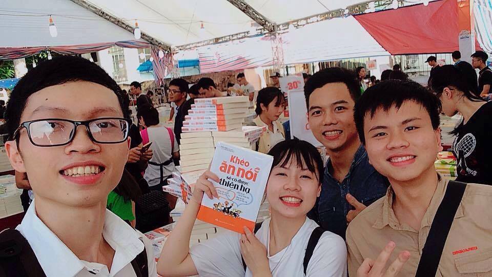 Rộn ràng check-in để được tặng miễn phí ngay 100 cuốn sách kỹ năng hot - Ảnh 1. Rộn ràng check-in để được tặng miễn phí ngay 100 cuốn sách kỹ năng hot - Ảnh 1.
