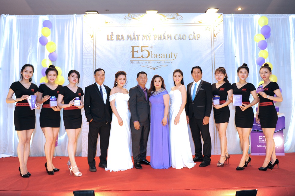 Lễ ra mắt mỹ phẩm E5 Beauty – Đêm hội tôn vinh sắc tím kiêu sa - Ảnh 2. Lễ ra mắt mỹ phẩm E5 Beauty – Đêm hội tôn vinh sắc tím kiêu sa - Ảnh 2.
