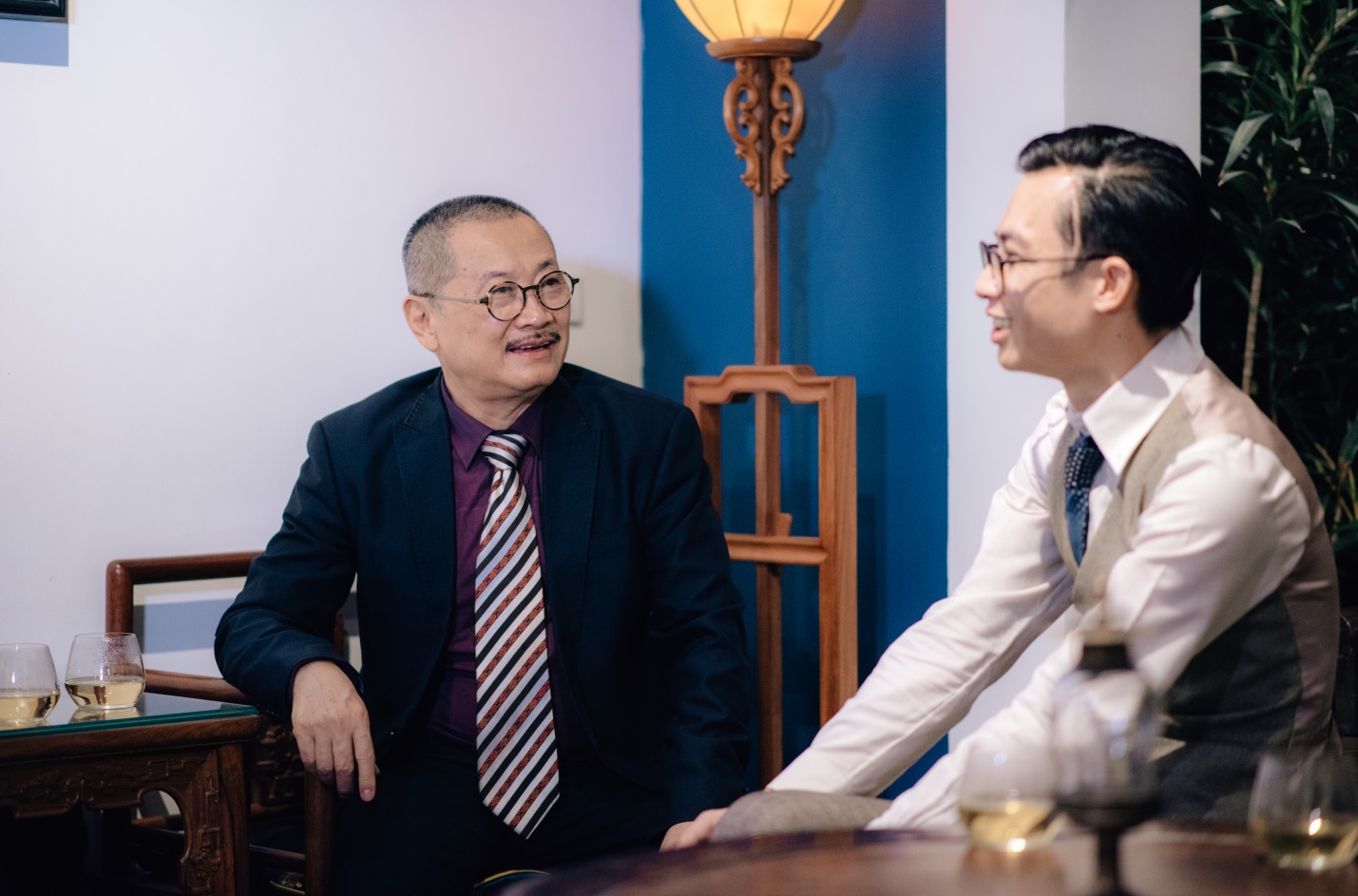 Mẹ chồng khó tính Lan Hương cùng ông xã thưởng trà tại Mẫu - Tea corner - Ảnh 1. Mẹ chồng khó tính Lan Hương cùng ông xã thưởng trà tại Mẫu - Tea corner - Ảnh 1.