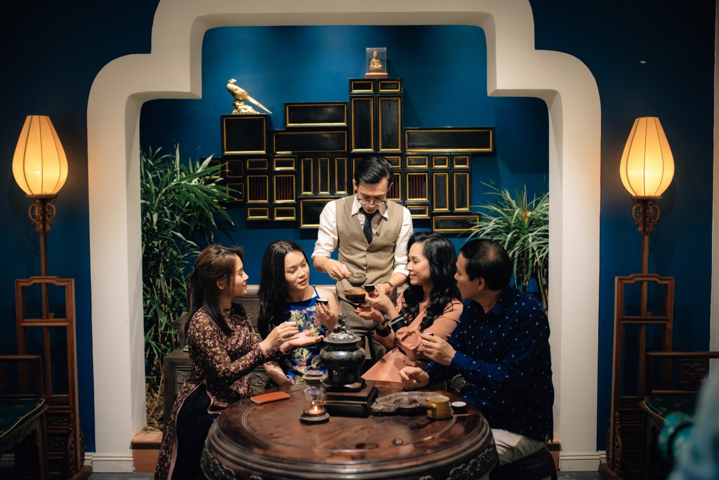 Mẹ chồng khó tính Lan Hương cùng ông xã thưởng trà tại Mẫu - Tea corner - Ảnh 6. Mẹ chồng khó tính Lan Hương cùng ông xã thưởng trà tại Mẫu - Tea corner - Ảnh 6.