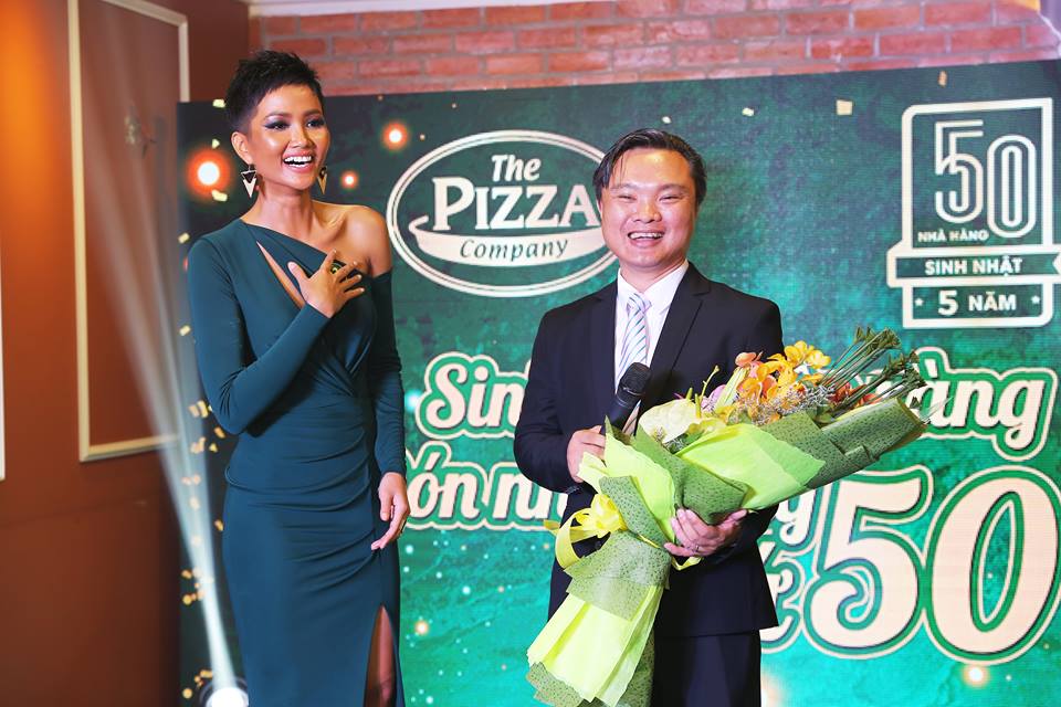Hoa hậu H’Hen Niê quyến rũ dự tiệc sinh nhật The Pizza Company 5 tuổi - Ảnh 2. Hoa hậu H’Hen Niê quyến rũ dự tiệc sinh nhật The Pizza Company 5 tuổi - Ảnh 2.