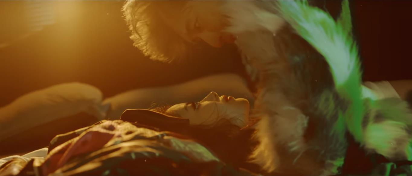 Fan nữ nháo nhào truy tìm sản phẩm xuất hiện trong MV Người Lạ Ơi 2 - Ảnh 3. Fan nữ nháo nhào truy tìm sản phẩm xuất hiện trong MV Người Lạ Ơi 2 - Ảnh 3.